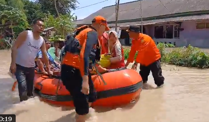 Tim SAR gabungan lakukan evakuasi warga terdampak banjir di wilayah Teluk Jambe Barat, Karawang. (tangkap layar X)